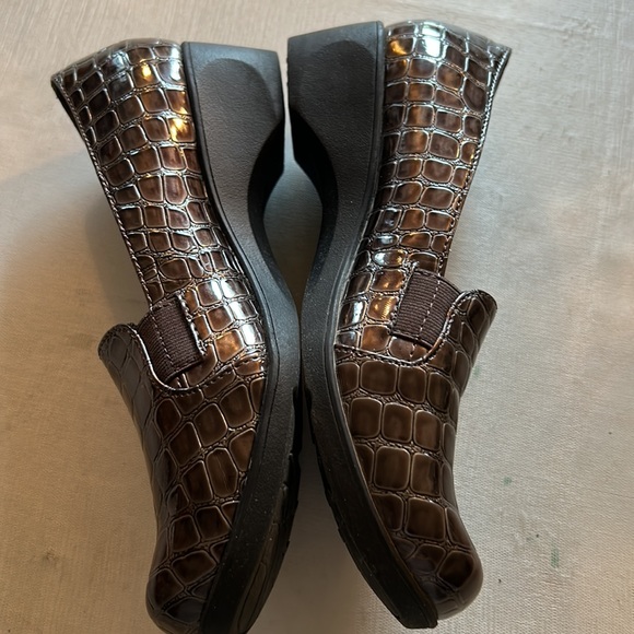 Worn once, Soft Style animal print shoes. - Picture 3 of 7